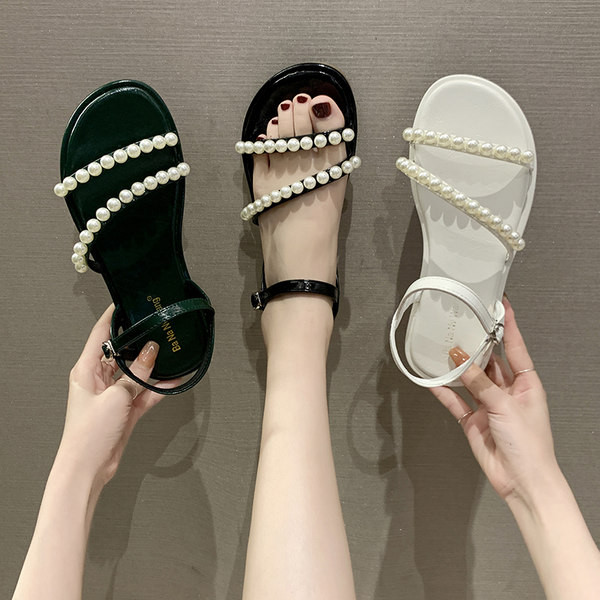 Moodsad pärlikaunistusega ja pandlaga sandaalid naistele