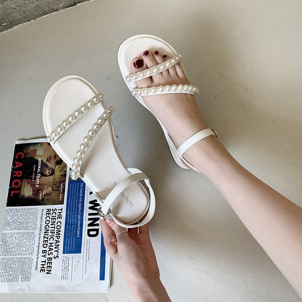 Moodsad pärlikaunistusega ja pandlaga sandaalid naistele