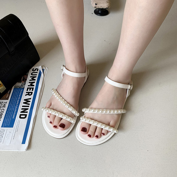 Moodsad pärlikaunistusega ja pandlaga sandaalid naistele