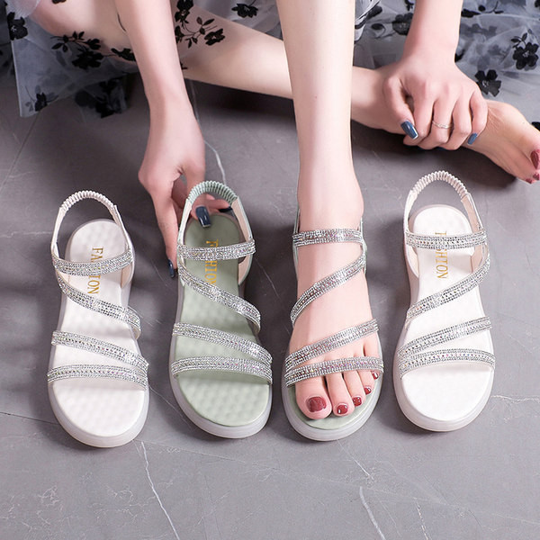 Ženske sandale s tankim remenčićima i sjajnim efektom