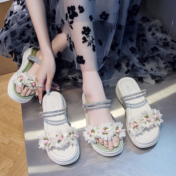 Ležerne ženske sandale sa 3D elementom - dvije boje