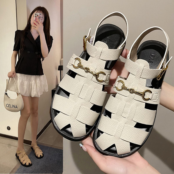 Nahast naiste sandaalid metallelemendi ja lameda tallaga