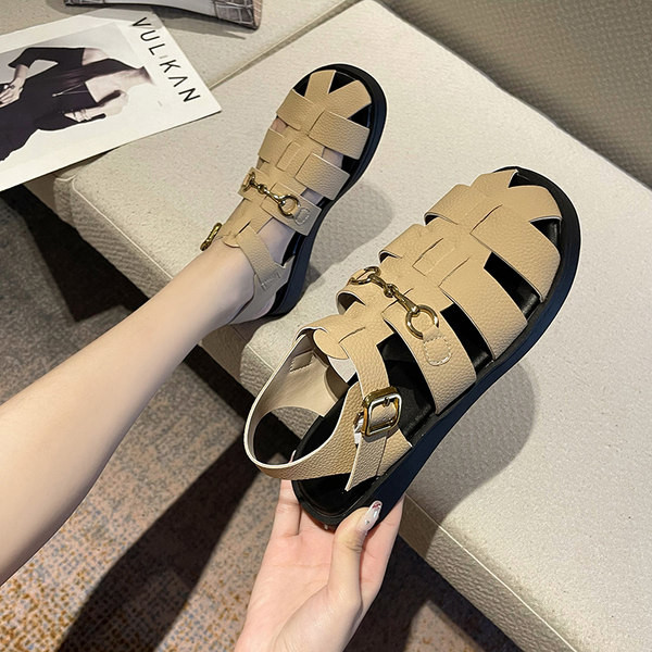 Nahast naiste sandaalid metallelemendi ja lameda tallaga