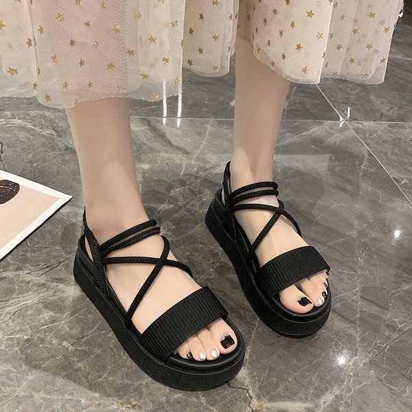 Naiste sandaalid tekstiilist ristrihmadega