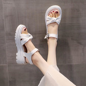 Nahast rihmadega vabaaja naiste sandaalid - valge ja must