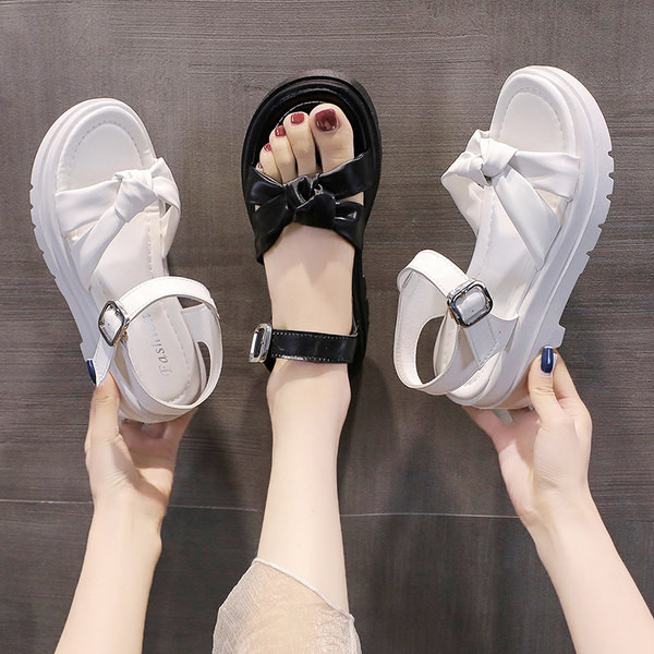 Nahast rihmadega vabaaja naiste sandaalid - valge ja must