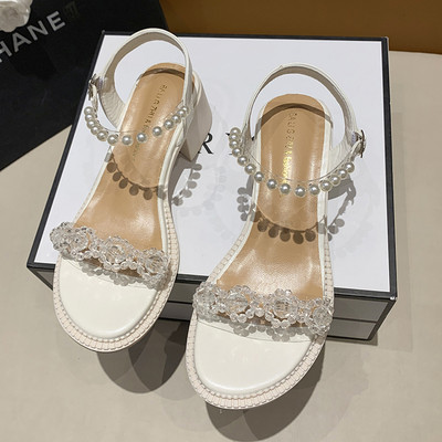 Naiste madala kontsaga ja dekoratiivpärlitega sandaalid
