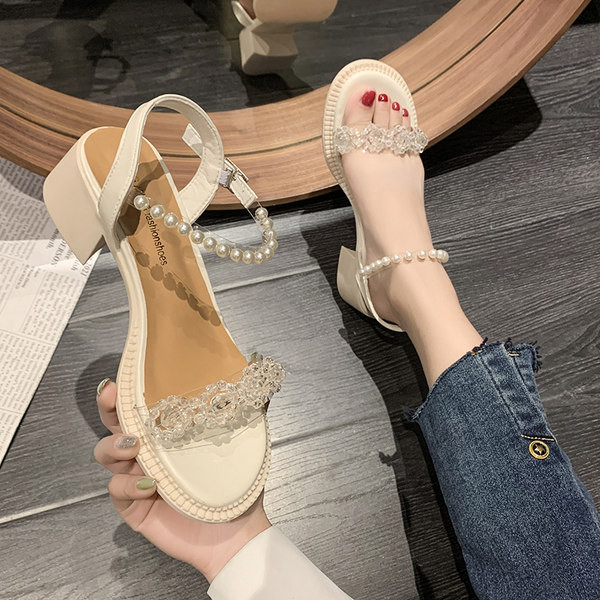Naiste madala kontsaga ja dekoratiivpärlitega sandaalid