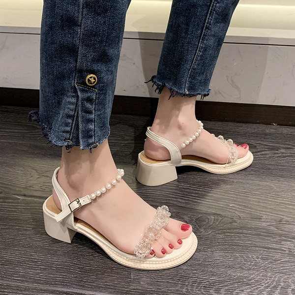 Naiste madala kontsaga ja dekoratiivpärlitega sandaalid