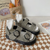 Takjakinnitusega ja metallelemendiga naiste sandaalid uus mudel