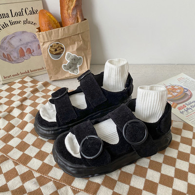 Takjakinnitusega ja metallelemendiga naiste sandaalid uus mudel