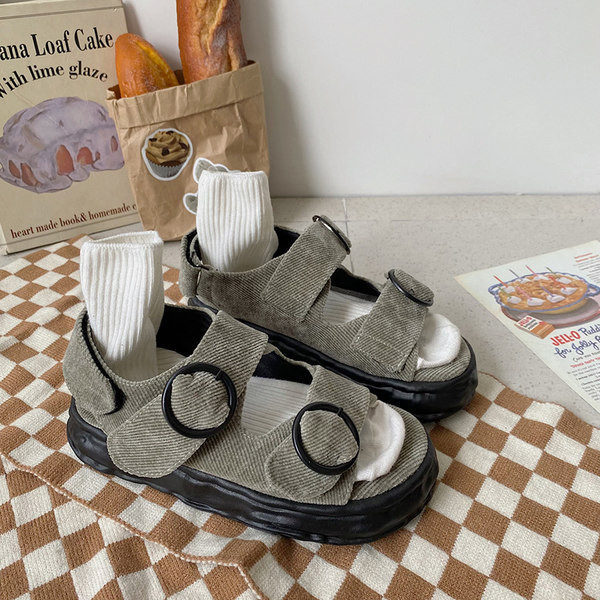 Takjakinnitusega ja metallelemendiga naiste sandaalid uus mudel