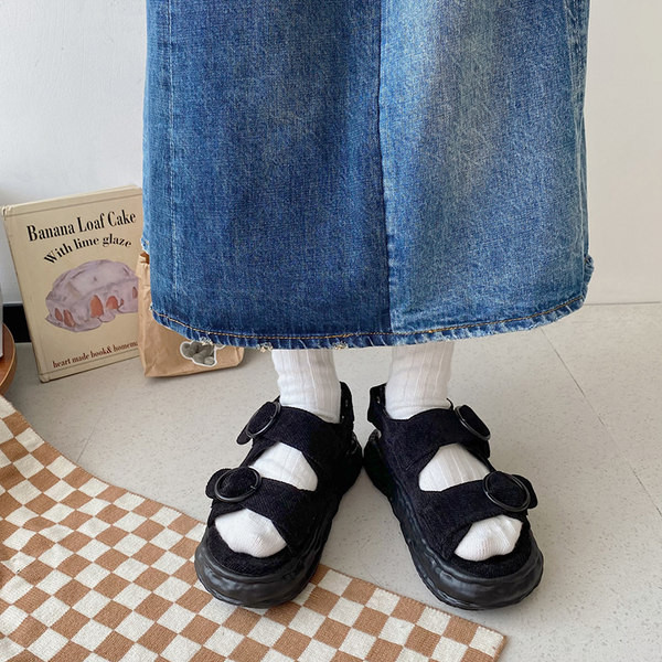 Takjakinnitusega ja metallelemendiga naiste sandaalid uus mudel