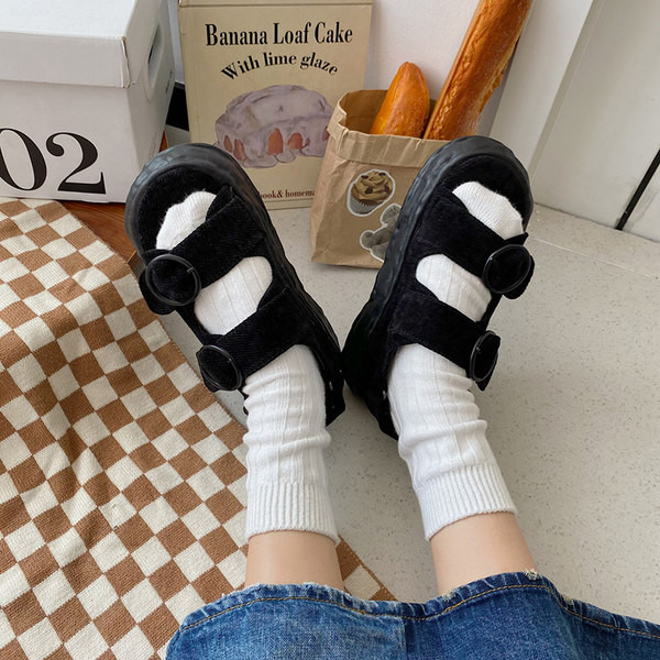 Takjakinnitusega ja metallelemendiga naiste sandaalid uus mudel