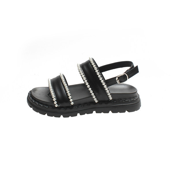 Moodsad pärlite ja lameda tallaga sandaalid