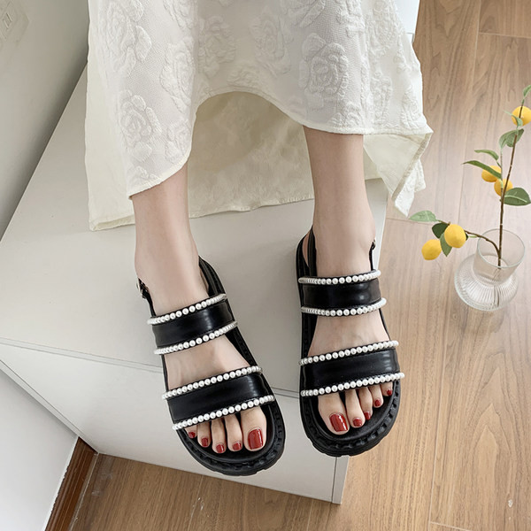 Moodsad pärlite ja lameda tallaga sandaalid