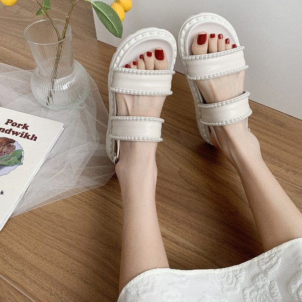 Moodsad pärlite ja lameda tallaga sandaalid