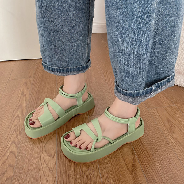 Naiste lamedad platvormiga sandaalid ristrihmadega