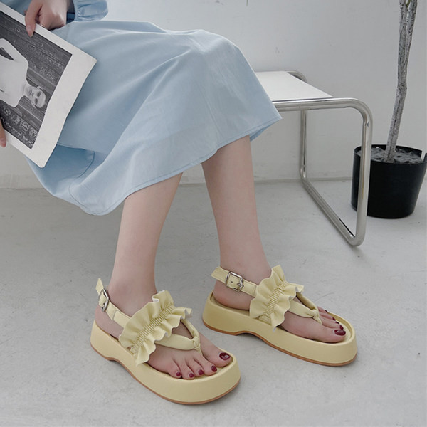 Vabaaja naiste lokkidega sandaalid - kolme värvi