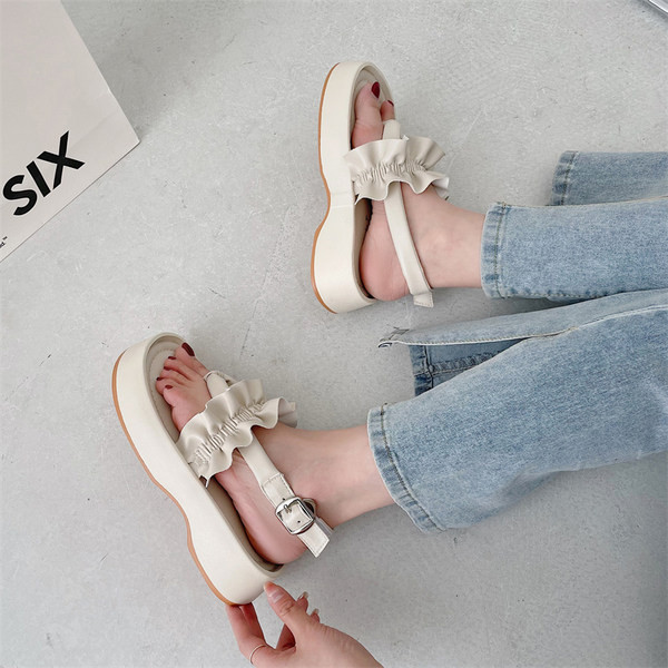 Vabaaja naiste lokkidega sandaalid - kolme värvi