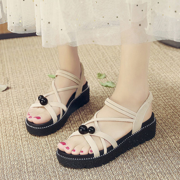 Rihmade ja helmestega naiste sandaalid