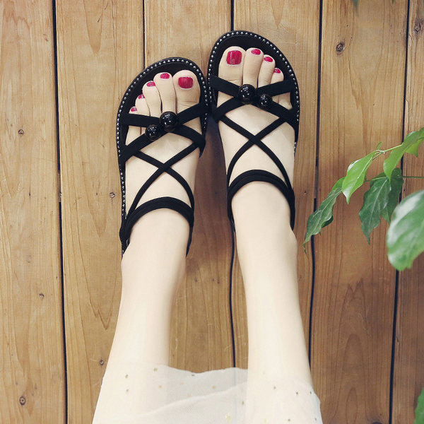 Rihmade ja helmestega naiste sandaalid