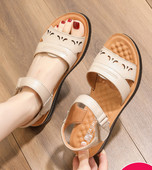 Naiste kunstnahast sandaalid takjakinnitusega