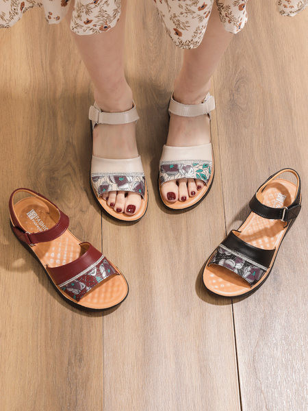 Naiste kunstnahast sandaalid takjapaelaga