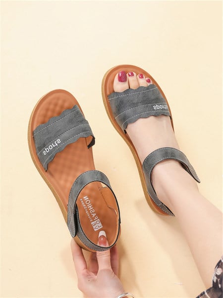 Lameda talla ja kirjaga naiste sandaalide uus mudel