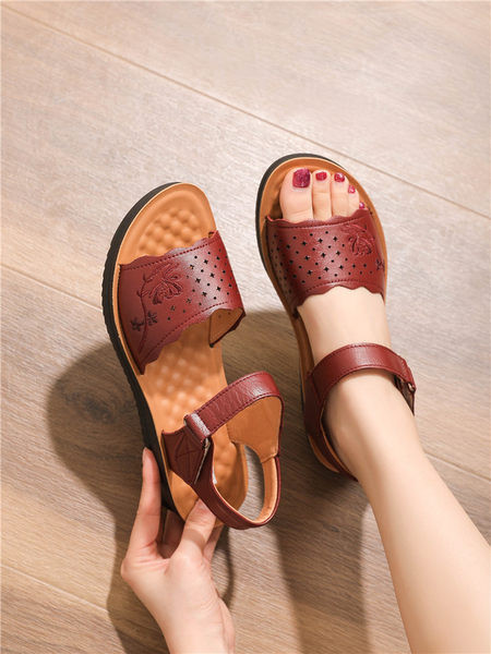 Perforeeritud ökonahast ja tikandist valmistatud naiste sandaalid