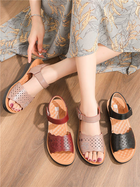 Perforeeritud ökonahast ja tikandist valmistatud naiste sandaalid