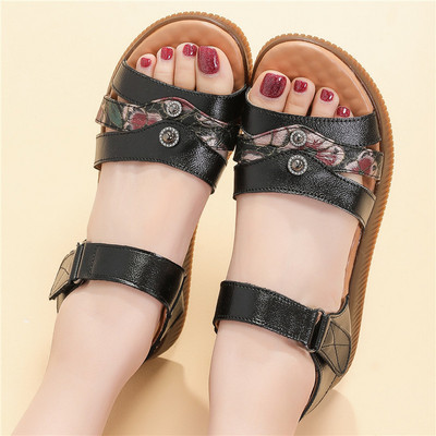 Naiste kunstnahast sandaalid lameda talla ja takjapaelaga