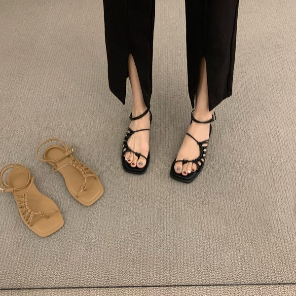 Eko-nahast metallist kinnitusega naiste sandaalid