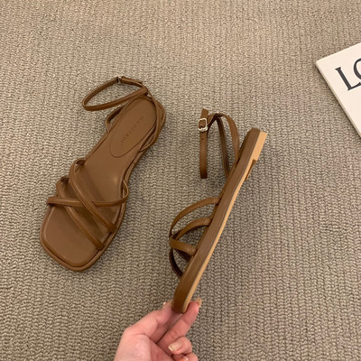 Naiste vabaaja sandaalid metallkinnituse ja lameda tallaga