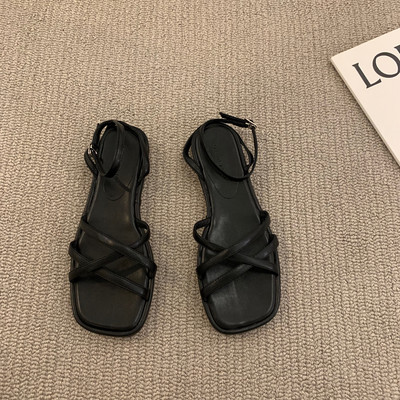 Naiste vabaaja sandaalid metallkinnituse ja lameda tallaga