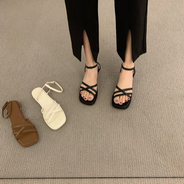 Naiste vabaaja sandaalid metallkinnituse ja lameda tallaga