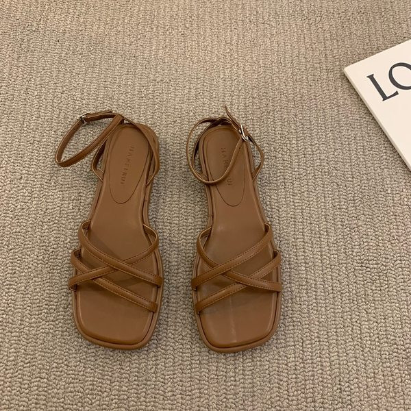 Naiste vabaaja sandaalid metallkinnituse ja lameda tallaga