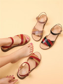 Naiste kunstnahast sandaalid – erinevad mudelid