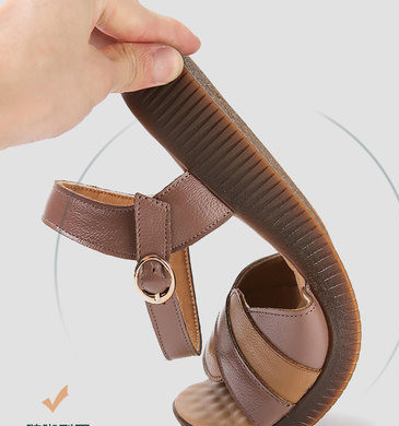 Naiste kunstnahast sandaalid – erinevad mudelid