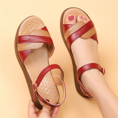 Naiste kunstnahast sandaalid – erinevad mudelid