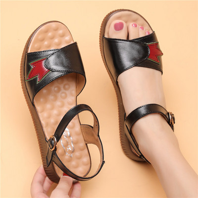 Naiste kunstnahast sandaalid – erinevad mudelid