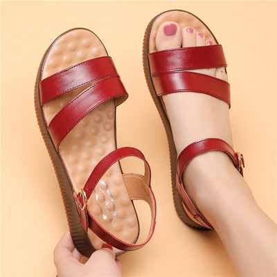 Naiste kunstnahast sandaalid – erinevad mudelid