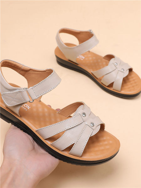 Ristirihmade ja metallist kabedega naiste sandaalid