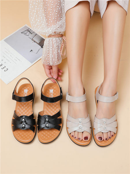 Ristirihmade ja metallist kabedega naiste sandaalid