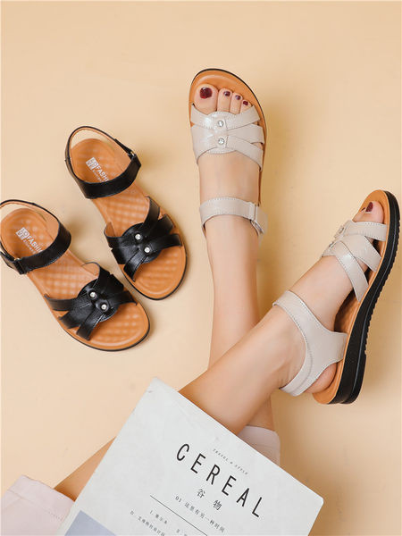 Ristirihmade ja metallist kabedega naiste sandaalid