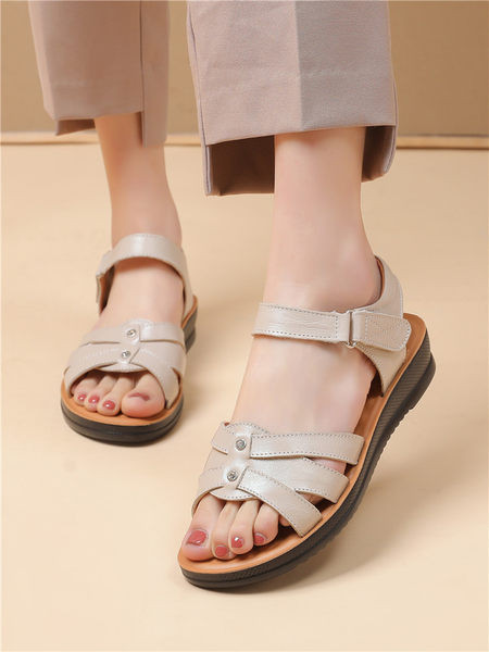 Ristirihmade ja metallist kabedega naiste sandaalid