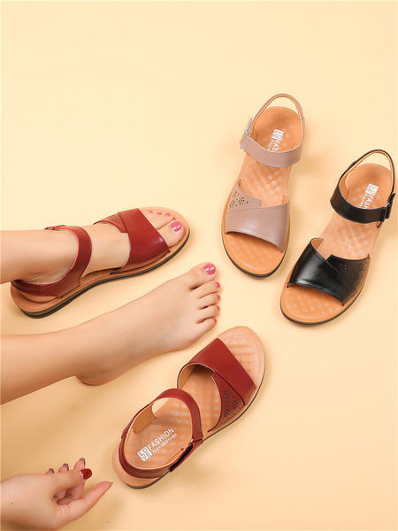 Moodsad plaastritega kunstnahast sandaalid