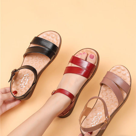 Naiste vabaaja sandaalid metallist pandla ja lameda tallaga