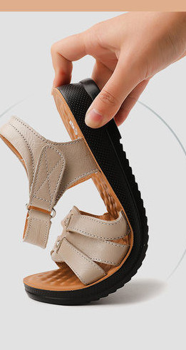 Nahast rihmade ja takjakinnitusega vabaaja naiste sandaalid