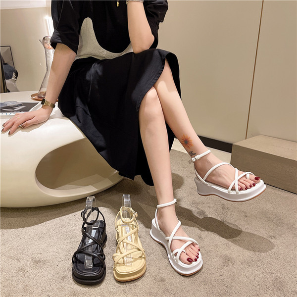 Naiste sandaalid kõrge platvormiga 5 cm ja metallist pandlaga